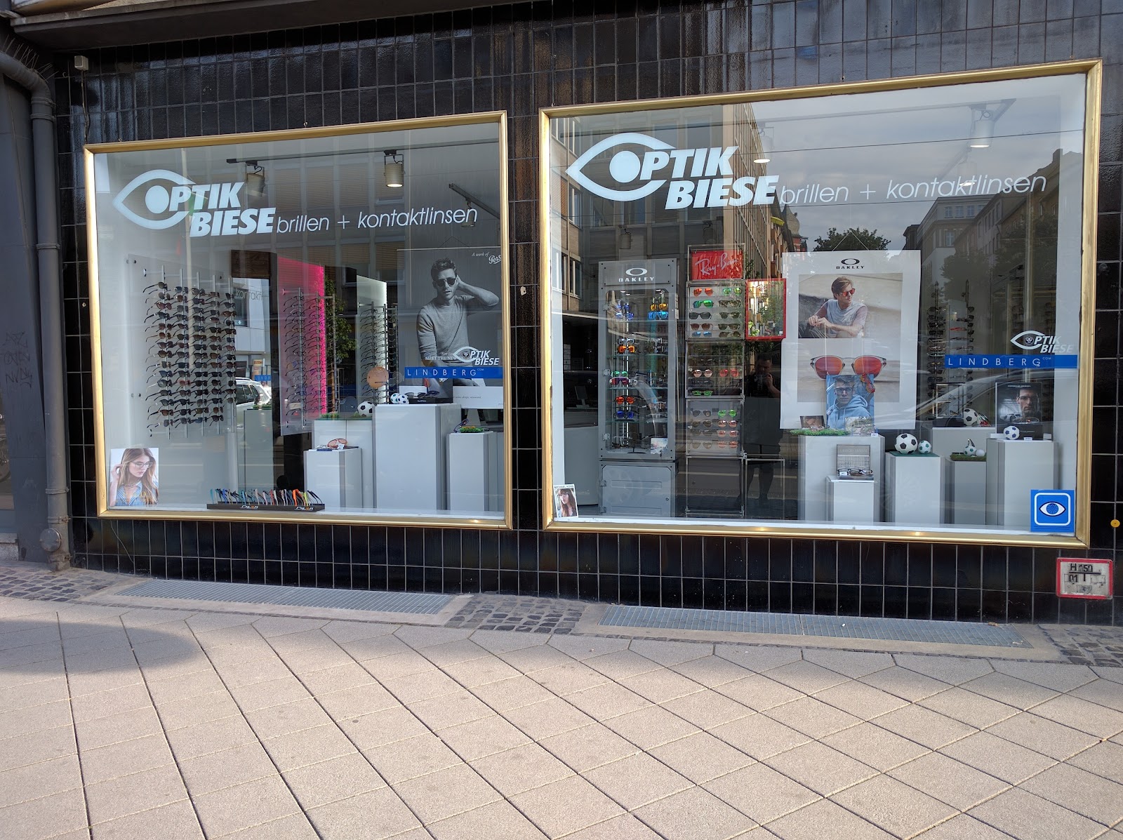 Schaufenster von Optik Biese am Tag mit Sonnenbrillen-Auswahl