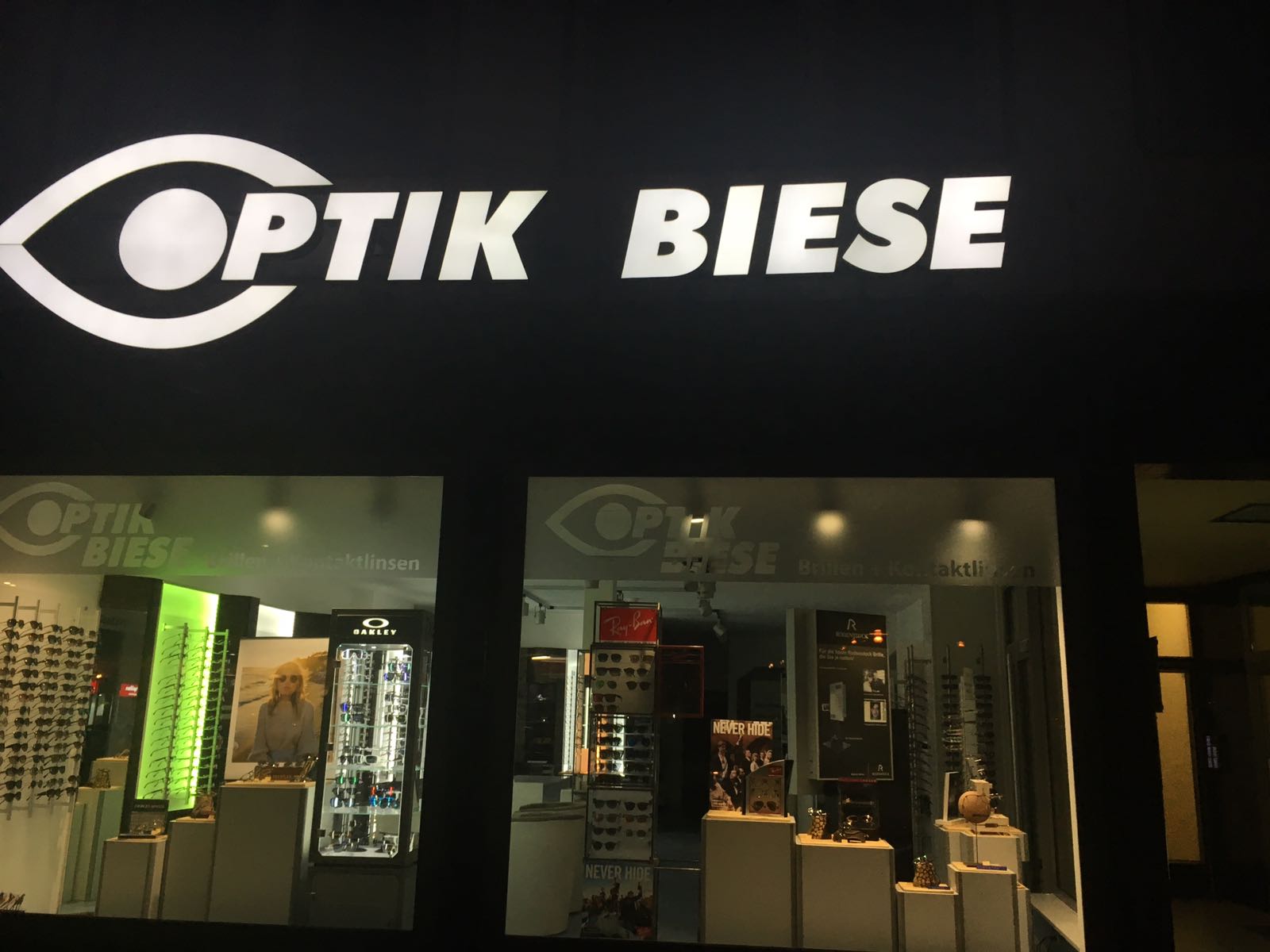 Optik Biese, beleuchtetes Schaufenster am Abend, Friedrich-Ebert-Straße Kassel