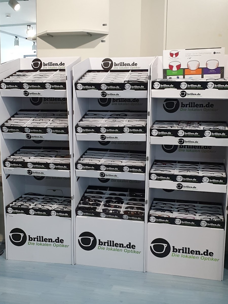 Innenansicht von Optik Biese mit Brillen-Verkaufsständern